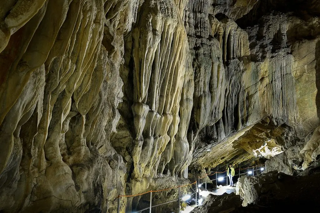 Las G&uuml;ixas es una de las grutas m&aacute;s famosas de Arag&oacute;n - Turismo de Villan&uacute;a