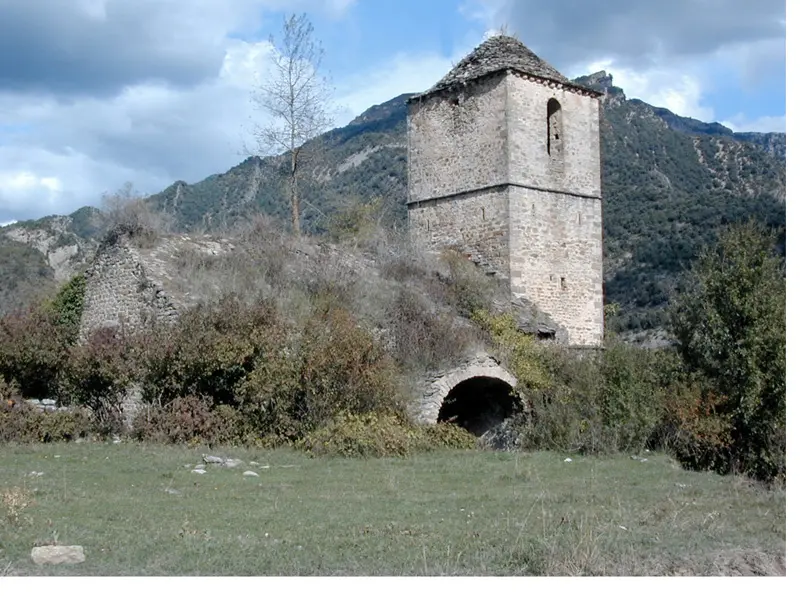 La iglesia de San Miguel domina el caser&iacute;o de J&aacute;novas / GA
