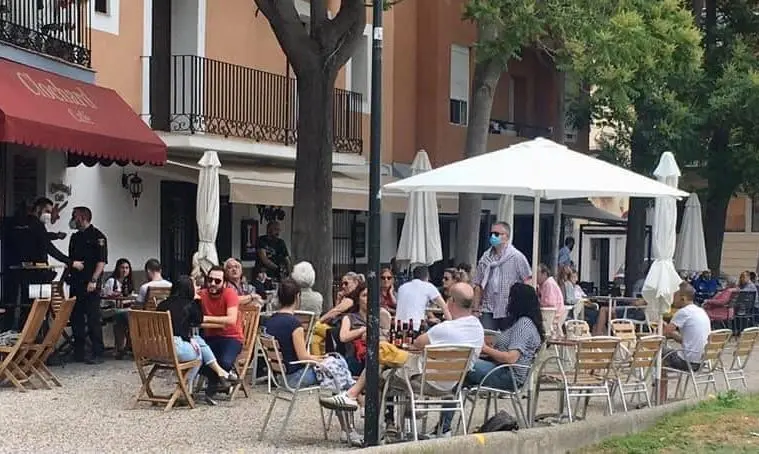 Las macroterrazas est&aacute;n provocando el hartazgo de muchos vecinos por el ruido y la supresi&oacute;n de plazas de aparcamiento / HA