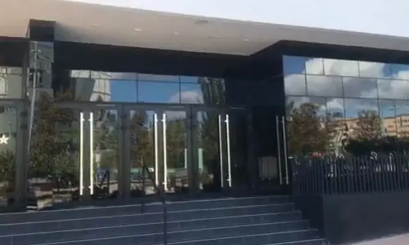 Fue la madrugada del pasado domingo en el entorno de la discoteca Supernova al caer desde una altura de cinco metros mientras manten&iacute;a relaciones sexuales