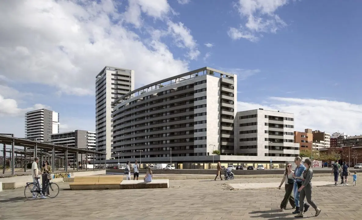 Adarve Residencial se compone de cuatro edificios en distintas alturas / Grupo Plaza 14