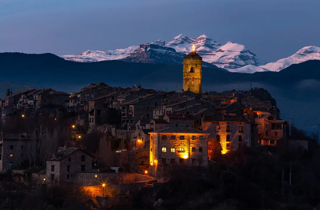 Ainsa, con la torre coronada por una estrella / Ayuntamiento de Ainsa 