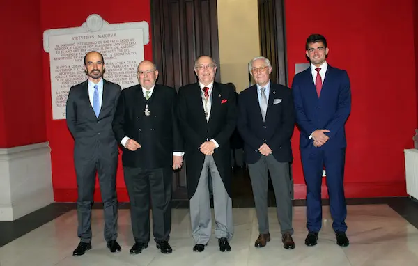 De izda. A dcha.; Dr. D. Eduardo Esteban Zubero (ganador del premio Analiza & Montpellier Laboratorio); Dr. D. Antonio M. Ballesta (director m&eacute;dico de Analiza); Prof. D. Luis Miguel Tobajas Asensio (presidente de la RAM); Dr. D. Alfredo P&eacute;rez Lamb&aacute;n (delegado provincial de Asisa y director m&eacute;dico de la Cl&iacute;nica HLA Montpellier en Zaragoza) y Dr. D. V&iacute;ctor Villarm&iacute;n Mart&iacute;n (ganador Premio Asisa & HLA Montpellier)