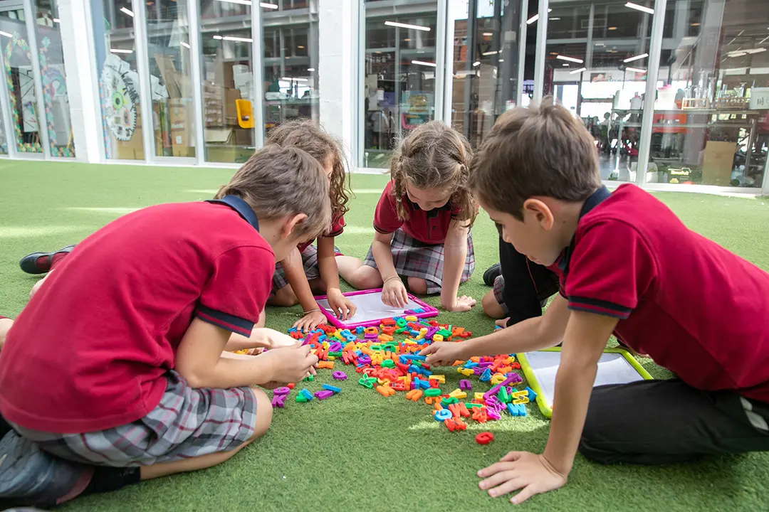 Alumnos del colegio Brit&aacute;nico. Colegio Brit&aacute;nico