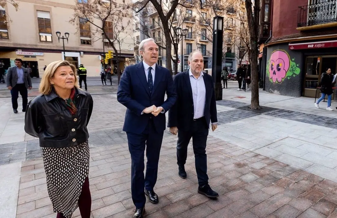 El alcalde de Zaragoza, Jorge Azc&oacute;n; y la consejera municipal de Infraestructuras, Patricia Cavero, vistan la  reforma de la plaza de La Magdalena.