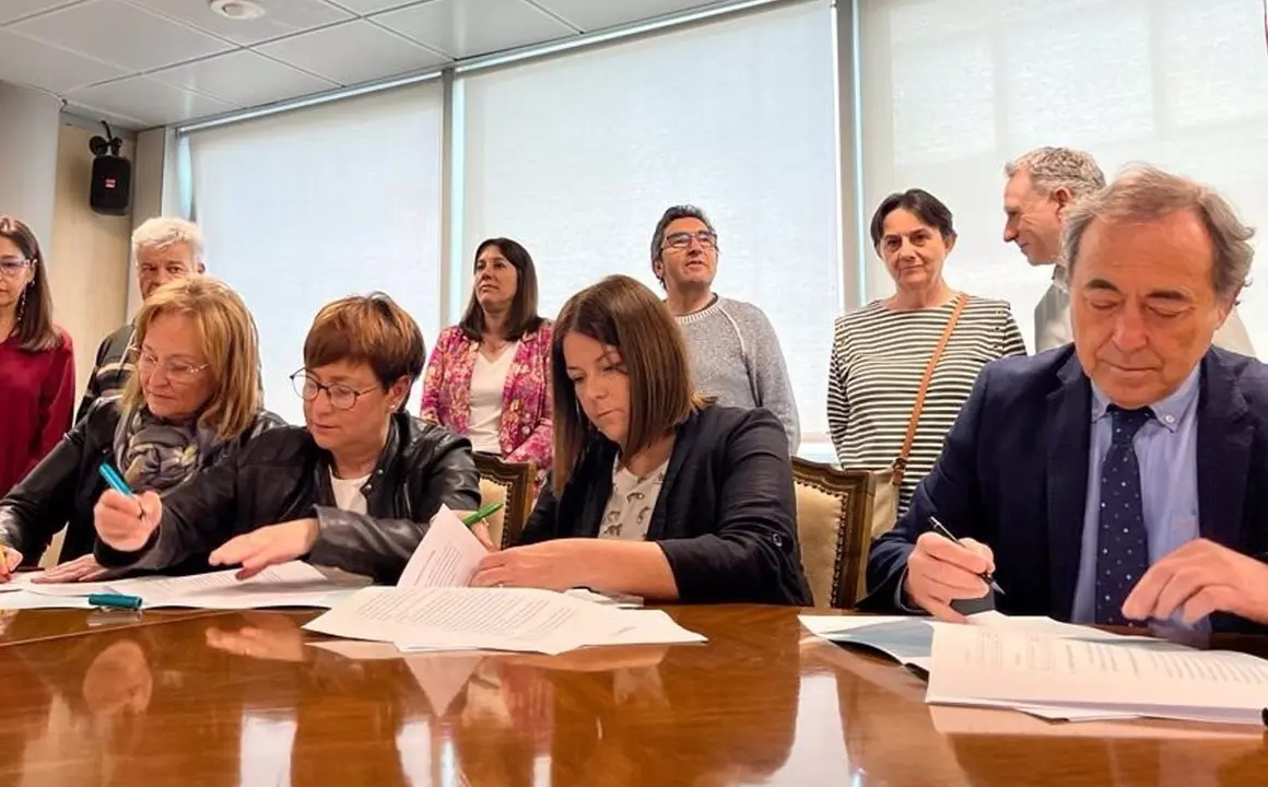28/03/2023 El Salud y CSIF, UGT y CCOO firman un preacuerdo y se desconvoca la huelga del viernes en la sanidad aragonesa.

El Servicio Aragon&eacute;s de Salud (Salud) y los sindicatos de CSIF, Comisiones Obreras y UGT han suscrito este martes, 28 de marzo, un preacuerdo para la mejora de la atenci&oacute;n sanitaria que ha permitido desconvocar la huelga anunciada por estas organizaciones para este viernes, 31 de marzo, en la sanidad de la comunidad aut&oacute;noma.

SALUD 
GOBIERNO DE ARAG&Oacute;N
