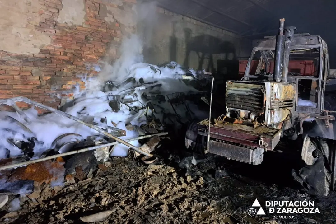26/06/2023 Zaragoza.- Sucesos.- Arde una nave agr&iacute;cola en Tauste y el fuego quema un tractor y varios enseres.

Un incendio, declarado esta madrugada, en una nave agr&iacute;cola en el municipio zaragozano de Tauste, ha quemado un tractor y varios enseres que hab&iacute;a en su interior, adem&aacute;s de que la totalidad del espacio ha resultado afectado por el humo.

SOCIEDAD 
DIPUTACI&Oacute;N DE ZARAGOZA
