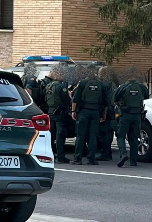 Imagen de efectivos de la Guardia Civil en Alca&ntilde;iz preparando la b&uacute;squeda de los detenidos en Castellote / H.A.