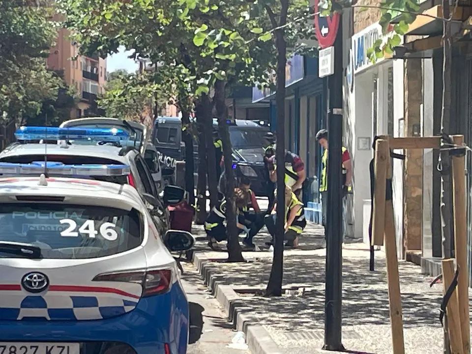 Momento en el que los investigadores de la Polic&iacute;a Nacional buscan huellas en el lugar del tiroteo el pasado viernes / H.A.