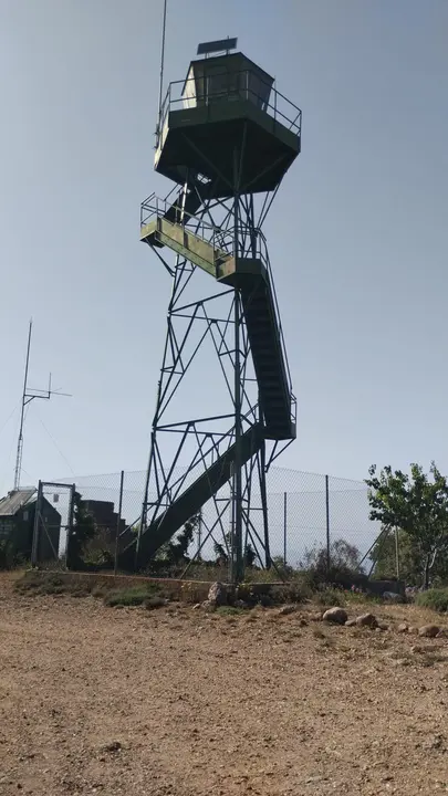 Una de las 80 torres de vigilancia donde trabajan estos operarios y denuncian duras condiciones / Cedida a H.A.
