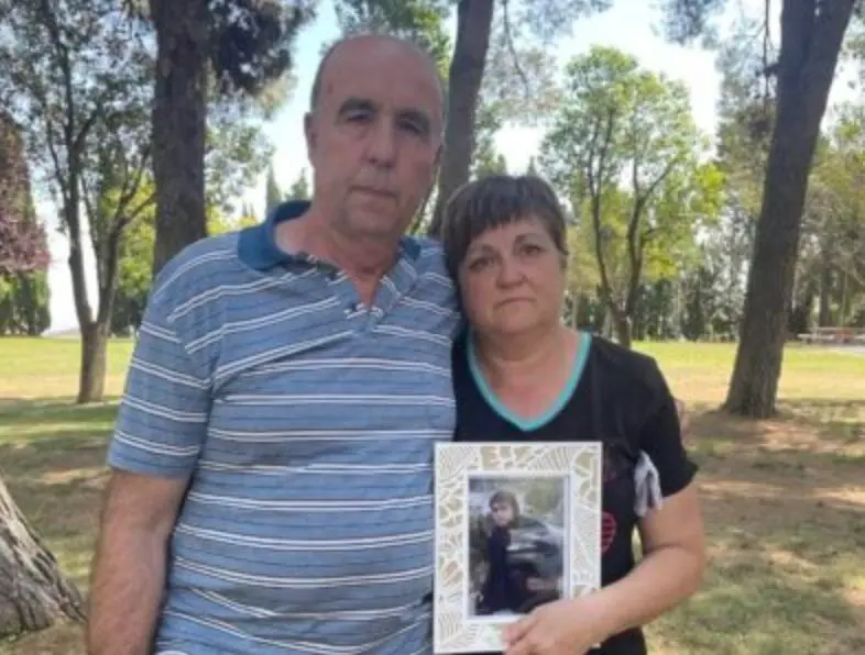 Imagen de los padres de Joel pidiendo justicia con una fotograf&iacute;a de su hijo / Cedida a HOY ARAG&Oacute;N