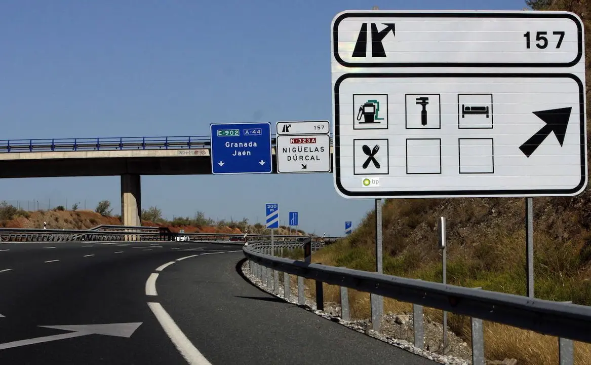 El desv&iacute;o para acceder a una gasolinera puede resultar enga&ntilde;oso / HOY ARAG&Oacute;N