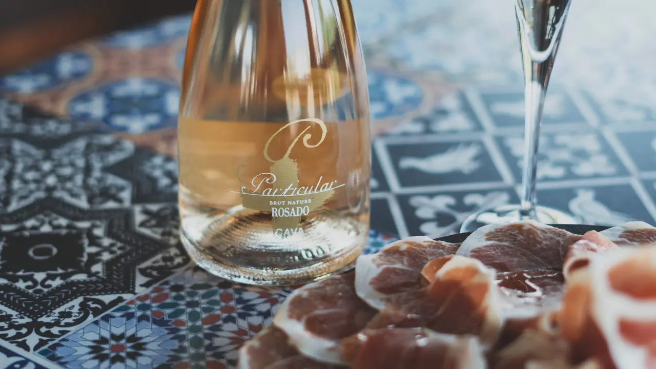 Un plan perfecto este verano es abrir un vino o cava de Bodegas San Valero / BSV