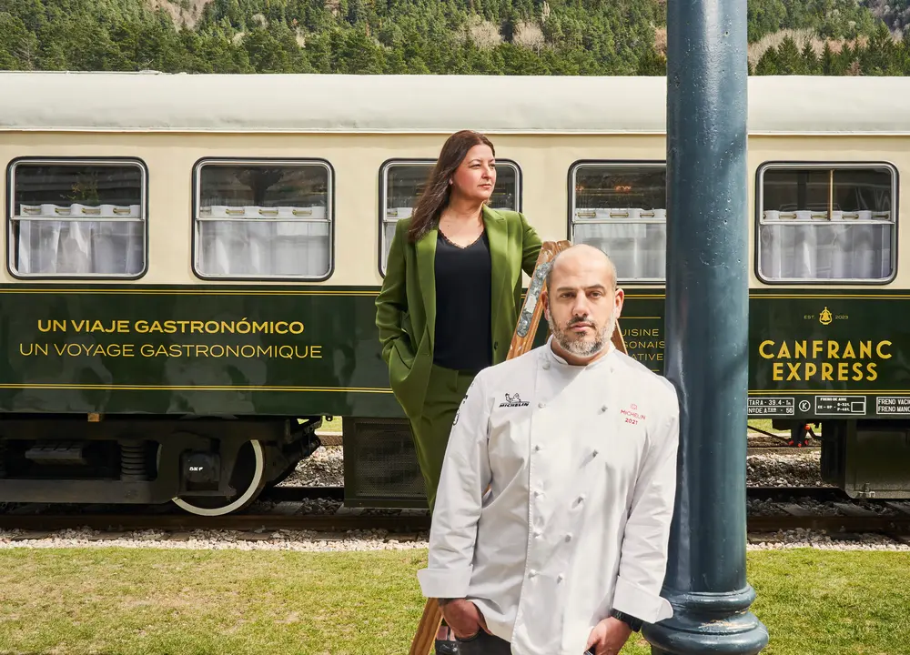 Eduardo Salanova y Ana Ac&iacute;n, ante el restaurante vag&oacute;n / Manolo Yllera 