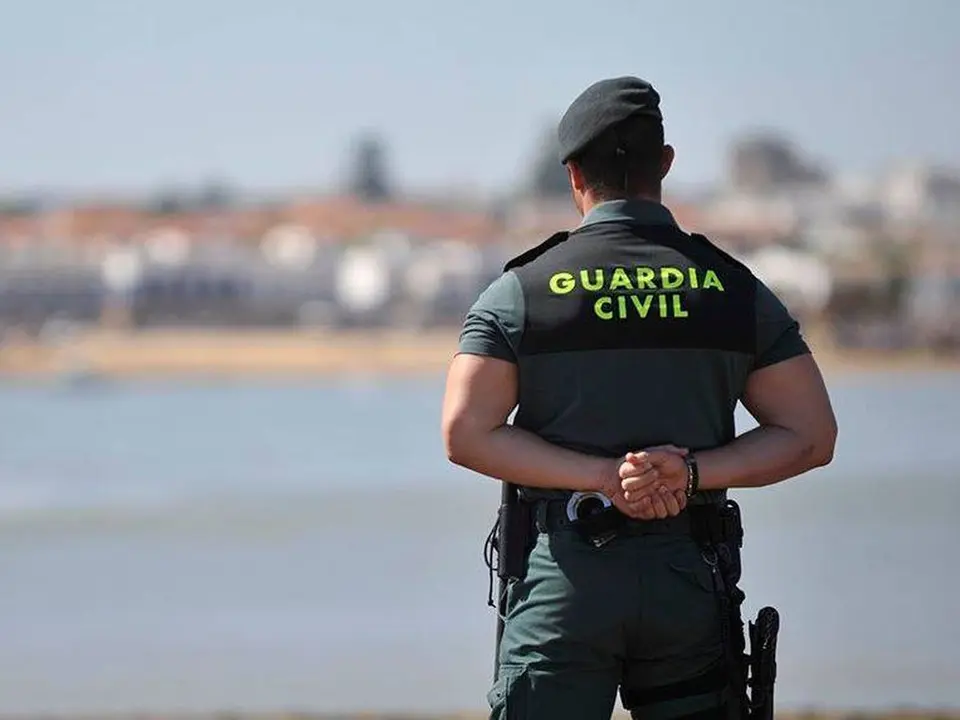 Un Guardia Civil custodia una zona de una playa en plena investigaci&oacute;n policial / EP