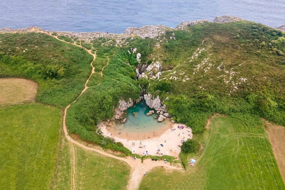 Playa de Gulpiyuri, Asturias.