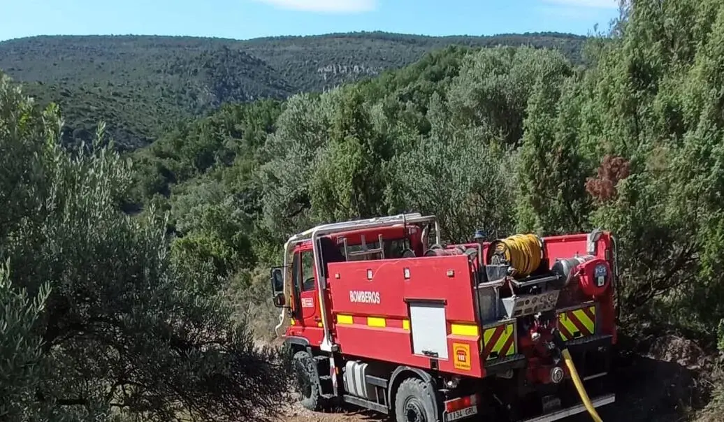 Un cami&oacute;n de bomberos se desplaza para distribuir agua por el Pirineo / Cedida
