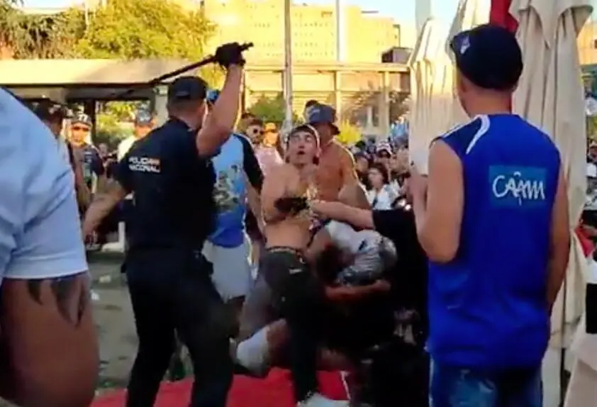 La Polic&iacute;a Nacional intervino con eficacia para frenar la pelea entre aficionados colombianos / HOY ARAG&Oacute;N