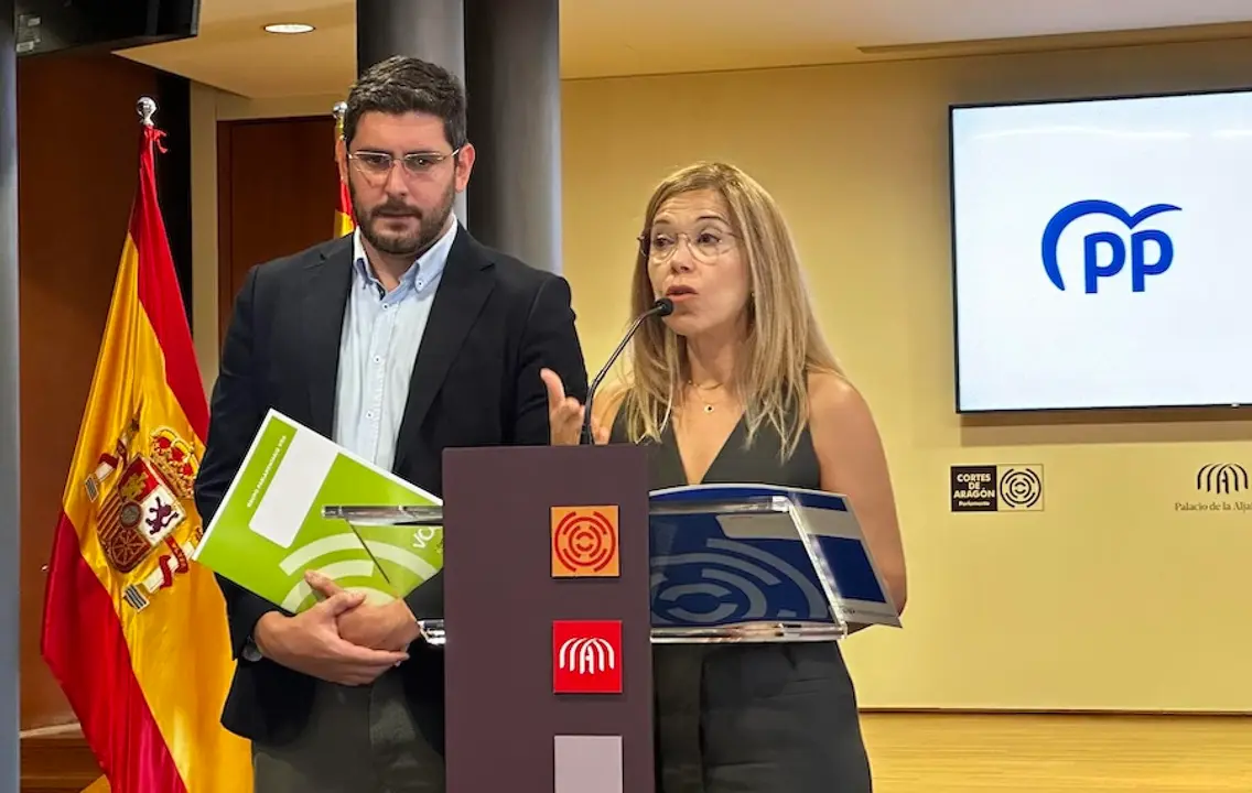 Los dos portavoces de PP y Vox durante la firma para el acuerdo de investidura en Arag&oacute;n / AS