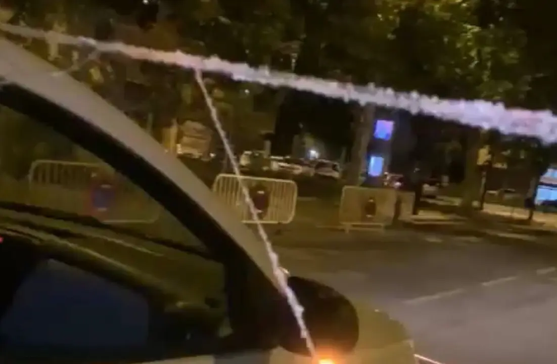 Imagen que grab&oacute; Susana de su coche detenido al lado de las cuerdas que pusieron en la carretera /H.A.