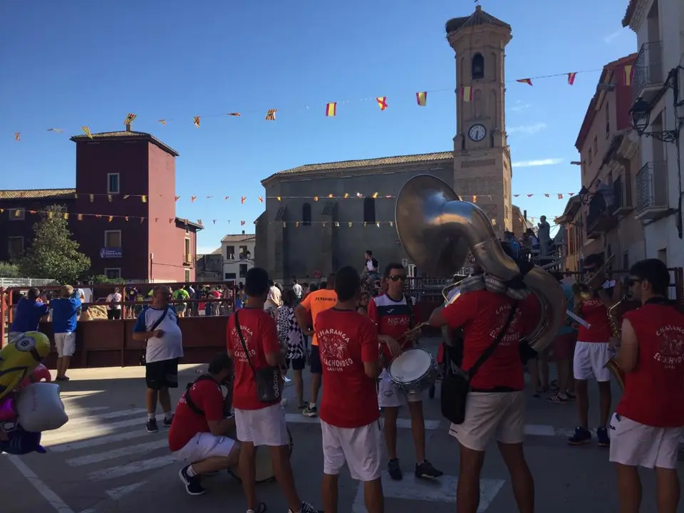 Las fiestas se celebran en plena calle, punto de encuentro de los vecinos / HA