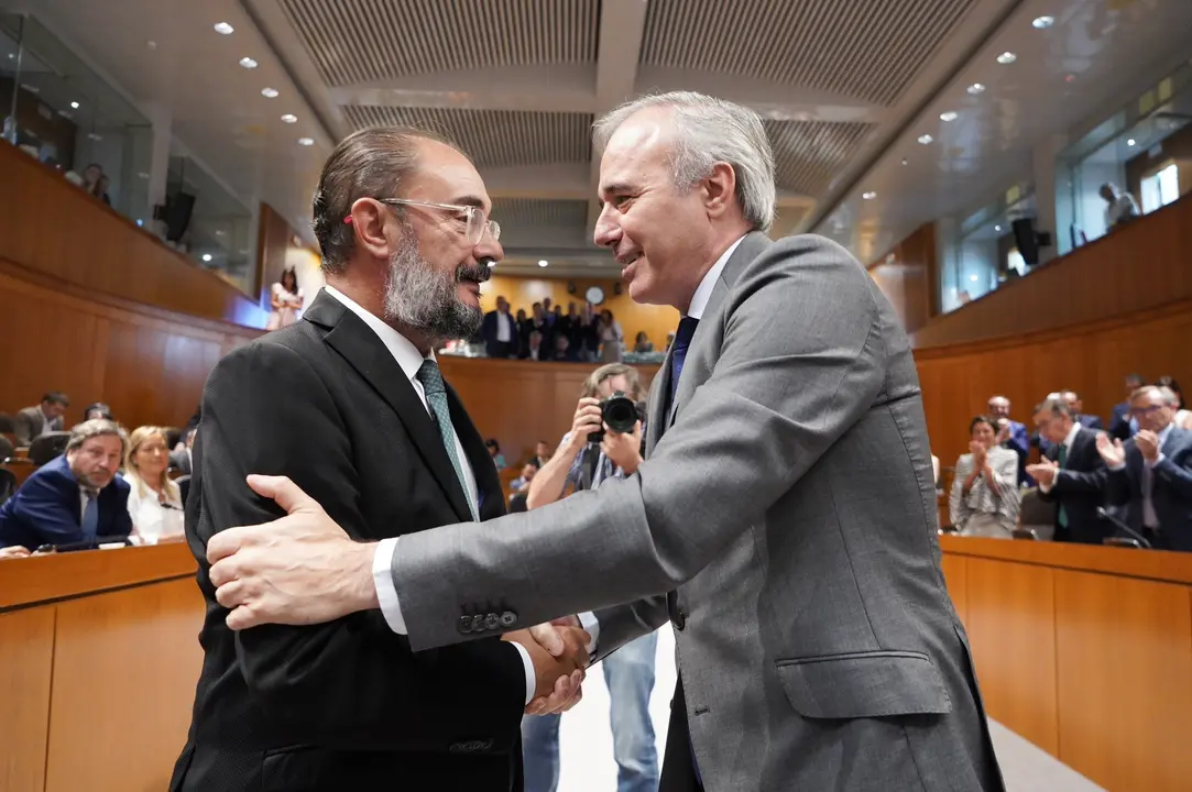 Cordial saludo de Azc&oacute;n y Lamb&aacute;n en la sesi&oacute;n de investidura / HA