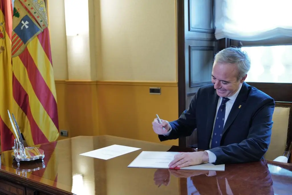 La primera tarea en su despacho: emitir las cartas oficiales / HA