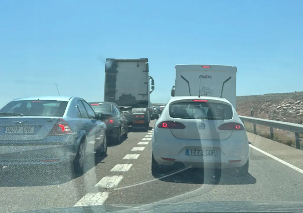 Veh&iacute;culos parados en la N-232, este viernes al mediod&iacute;a / HA