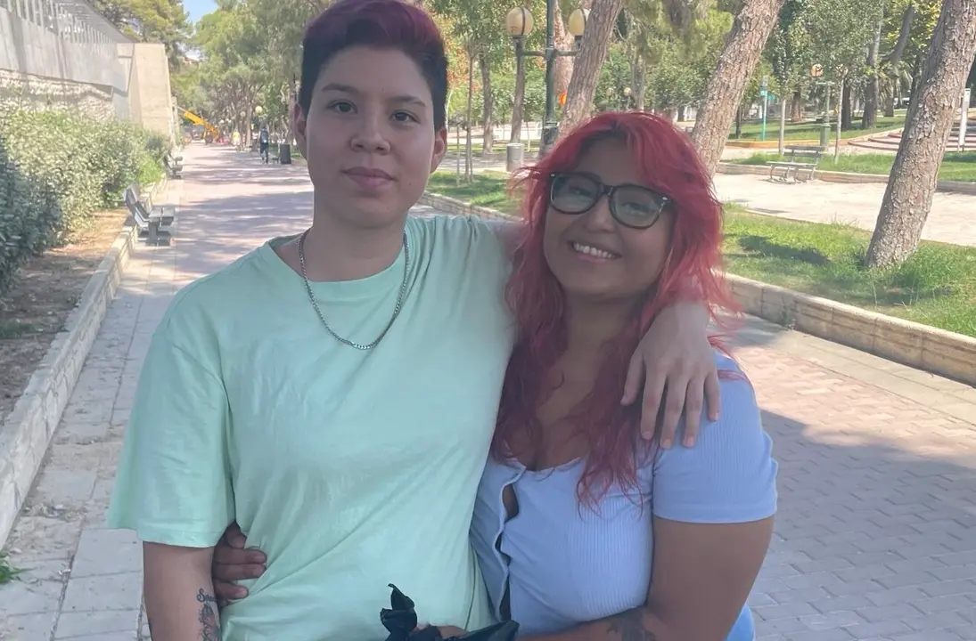 Imagen de Emi y 
Katherine en el Parque Pignatelli, donde sufrieron varios ataques de odio por su condici&oacute;n sexual/H.A.