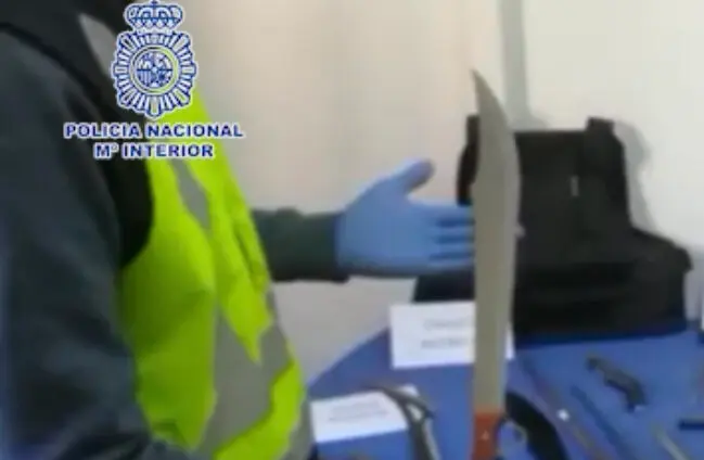 Imagen de un operativo de la Polic&iacute;a Nacional en la que se incautaron varios machetes de gran tama&ntilde;o / PN