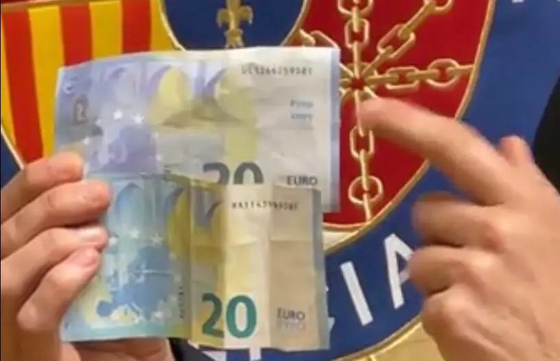 imagen de la Polic&iacute;a advirtiendo a los comerciantes para que puedan identificar billetes falsos /PN