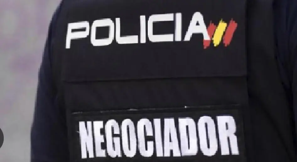 Imagen del chaleco que portan los negociadores de la polic&iacute;a para ser identificados / PN