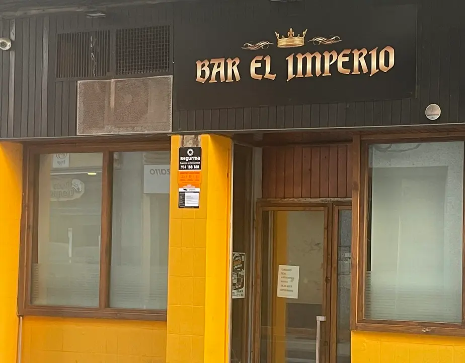Imagen del bar 'Imperio' cerrado por vacaciones hasta el 18 de septiembre /H.A.