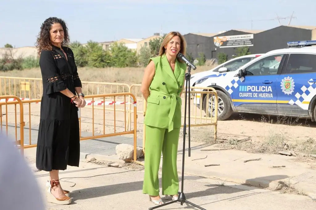 Natalia Chueca junto a la alcaldesa de Cuarte de Huerva, Elena Lacalle / Daniel Marcos