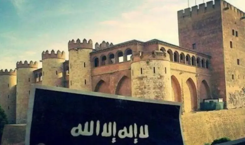 Imagen del emblema del DAESH delante del Palacio de la Aljafer&iacute;a, sede de las Cortes de Arag&oacute;n, que un simpatizante realiz&oacute; / H.A.