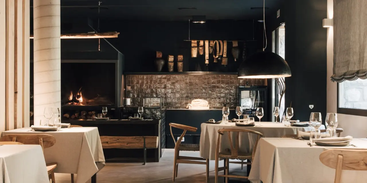 El restaurante combina interiorismo y gastronom&iacute;a pirenaica / Casa Mart&oacute;n BaconStudio