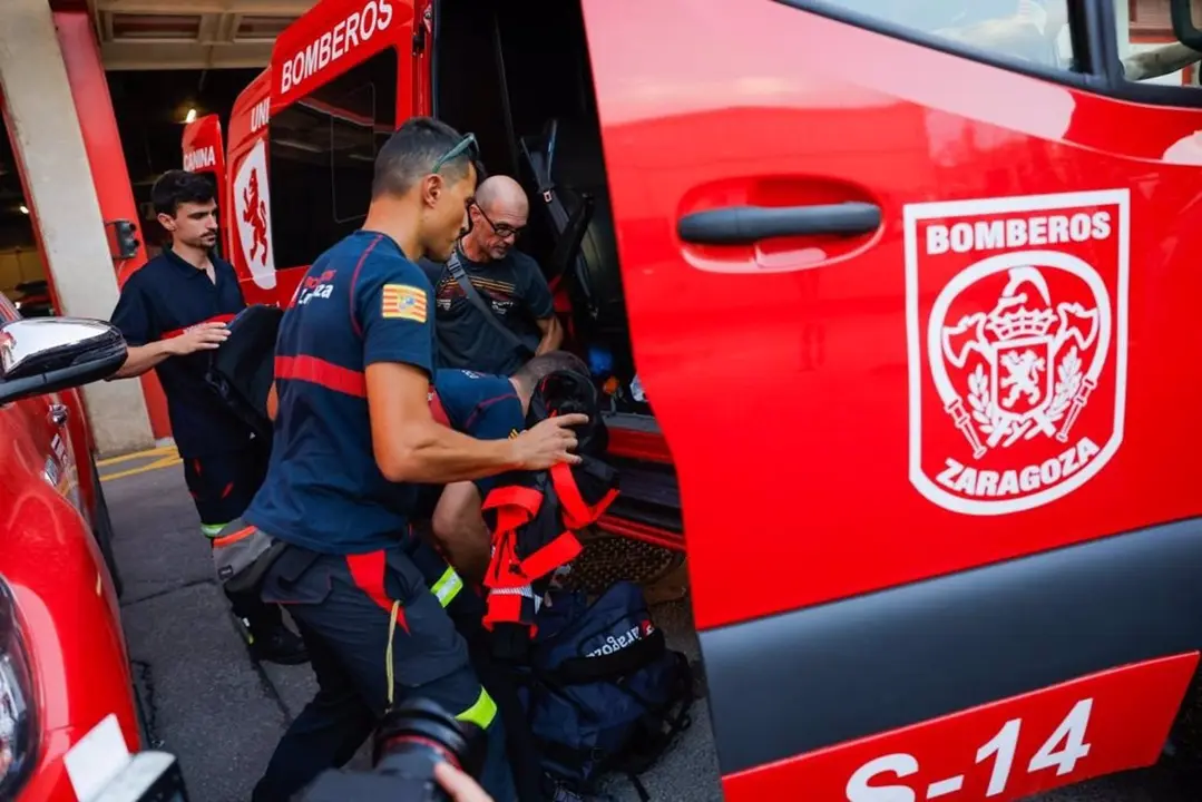 Bomberos de Zaragoza prepar&aacute;ndose para acudir a un incendio en la ciudad / AZ