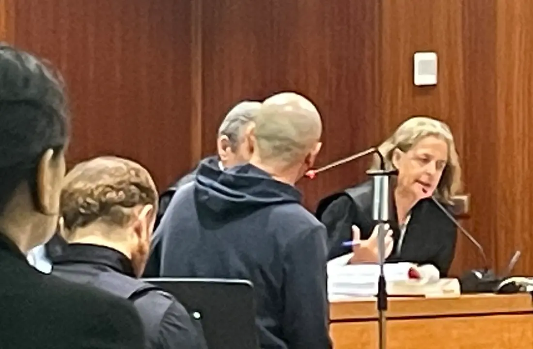 Imagen del juicio con el acusado escuchando los alegatos de la fiscal /H.A.