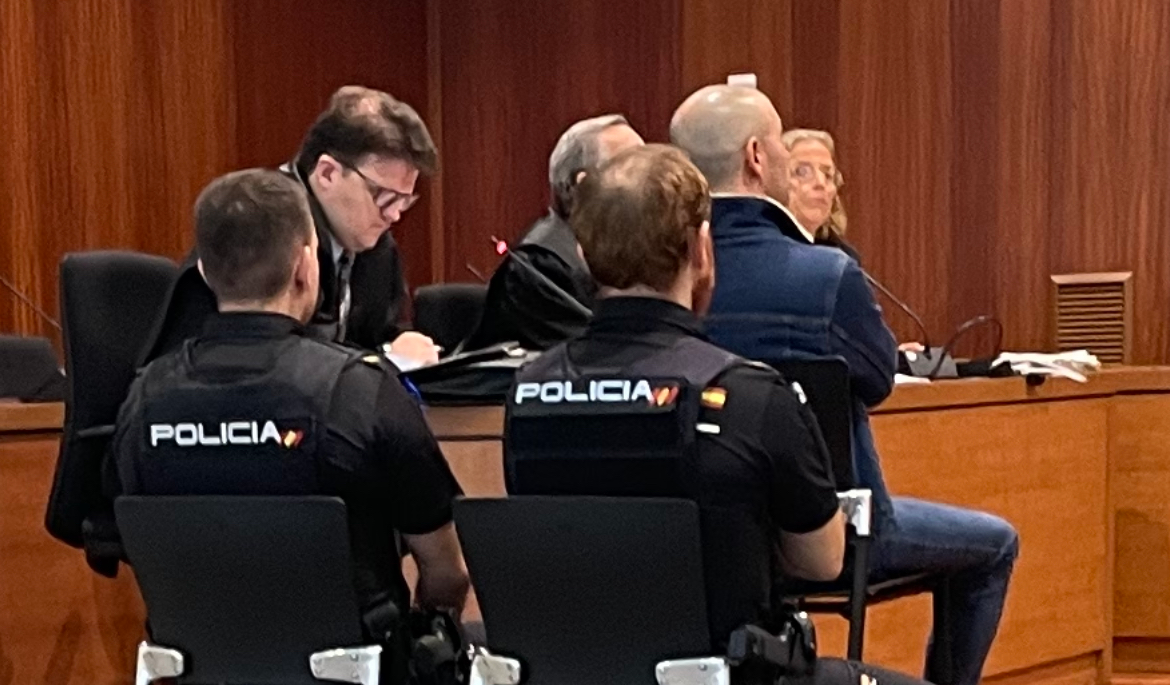 Imagen de las tercera sesi&oacute;n del juicio del crimen del rellano con Adid Lazizi en el banquillo de los acusados /H.A.