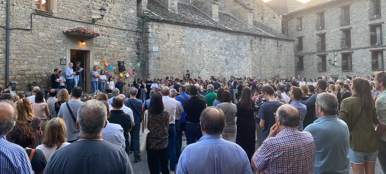 Imagen de la concentraci&oacute;n de condena por el apu&ntilde;alamiento mortal en Bolta&ntilde;a/H.A.