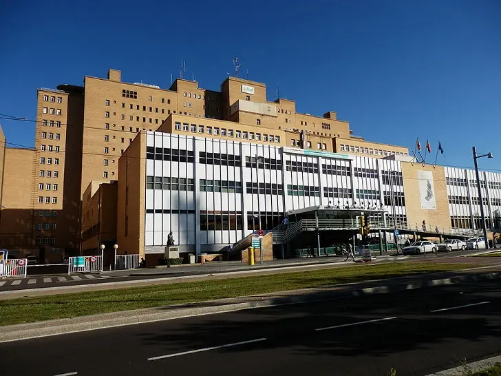 Fachada del hospital Miguel de Servet, en Zaragoza