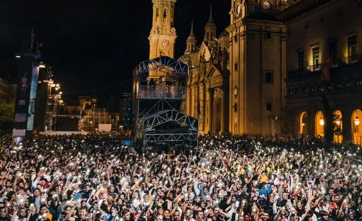 Las fiestas sacan a miles de personas a la calle / HA