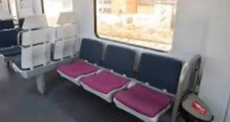 Imagen del interior de un tren de cercan&iacute;as similar al que sucedieron los hechos / RENFE