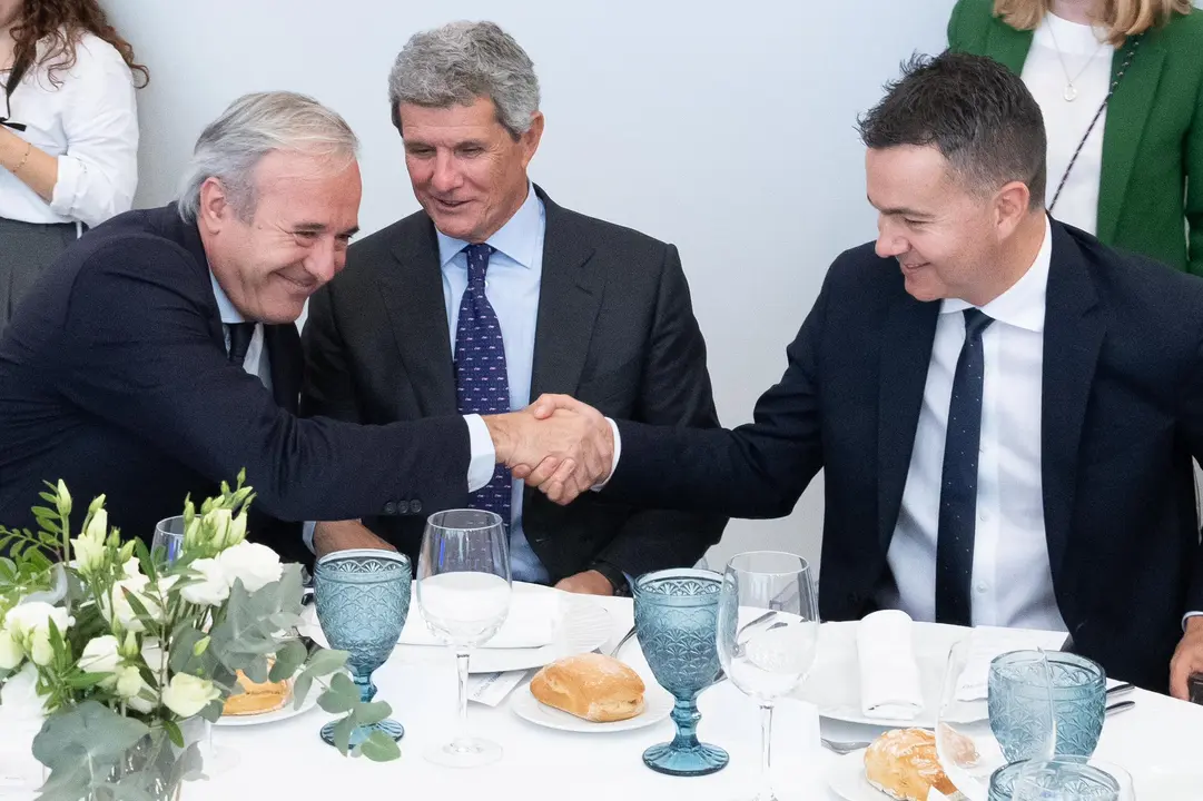 El ministro de Industria H&eacute;ctor G&oacute;mez brinda la mano al presidente aragon&eacute;s, Jorge Azc&oacute;n / DGA