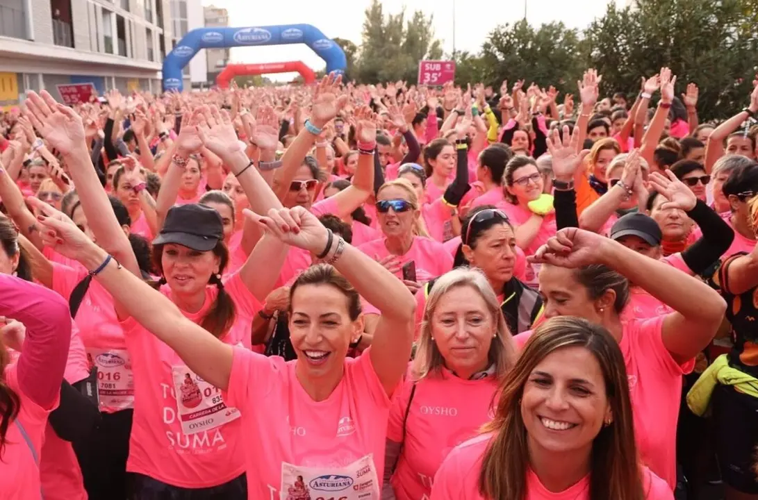 La alcaldesa de Zaragoza, Natalia Chueca, en la l&iacute;nea de salida de la Carrera de la Mujer 2023 / Toni Gal&aacute;n