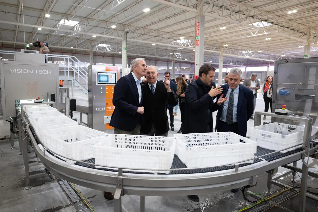 El presidente del Gobierno de Arag&oacute;n, Jorge Azc&oacute;n, y el presidente de Bon&Agrave;rea, Jaume Alsina, en el centro de producci&oacute;n de &Eacute;pila. - Fabian Simon
