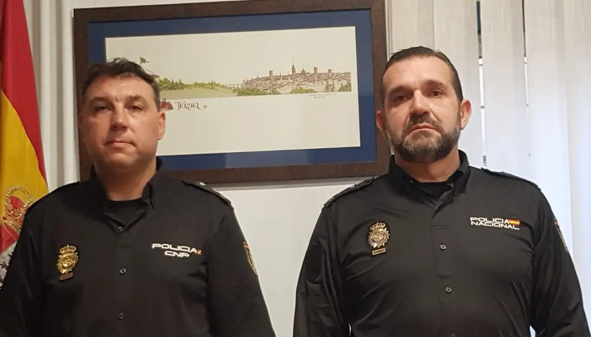 Imagen de los dos polic&iacute;as nacionales de Teruel que salvaron la vida a una mujer / Cedida a H.A.