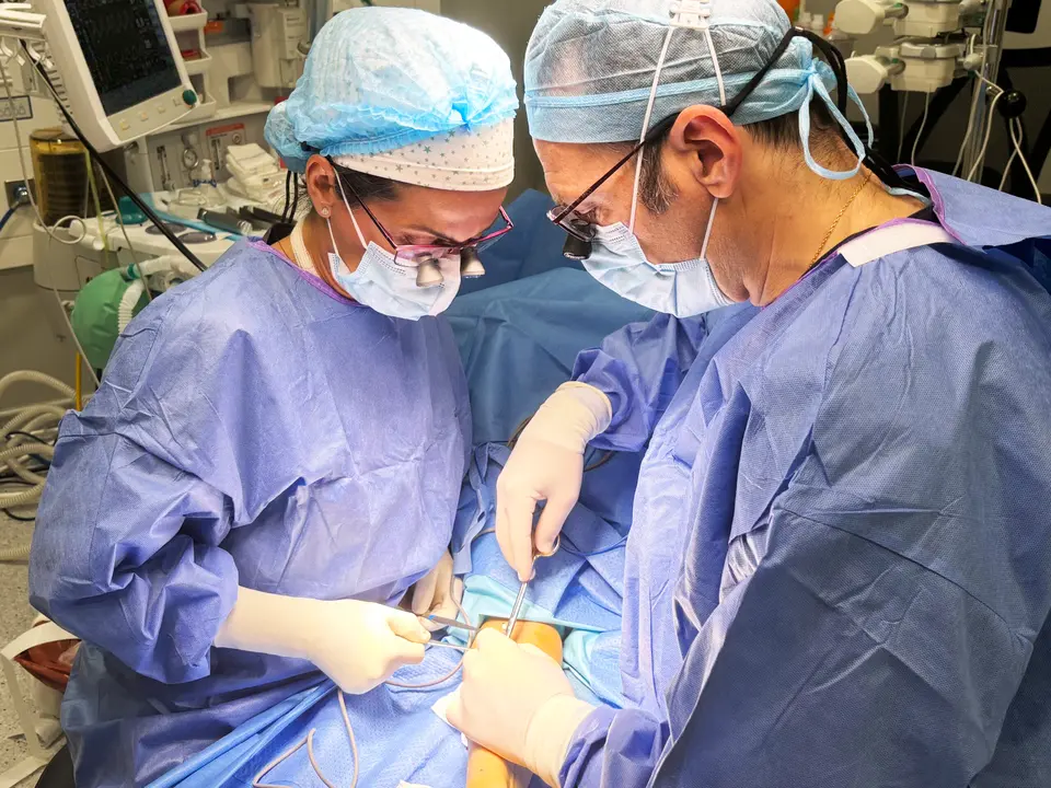 La Dra. Noem&iacute; Lamb&aacute;n y el Dr. Eduardo Blanco, durante una cirug&iacute;a de mano.