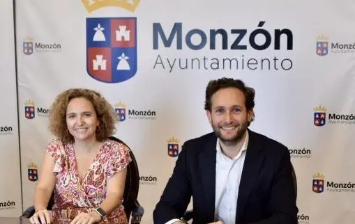 El alcalde de Monz&oacute;n, Isaac Claver, junto a la concejal de Hacienda, Marta Montaner / Cedida