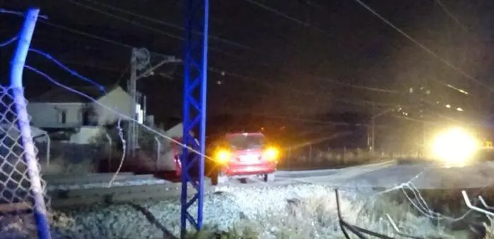 Imagen del veh&iacute;culo atrapado en las v&iacute;as del tren en La Cartuja Baja /Cedida a H.A.